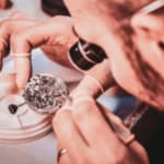 orologiaio con monocolo e pinzette aggiusta un orologio
