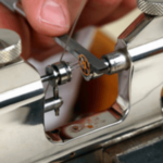 attrezzo per tenere fermo l'orologio mentre l'orologiaio lo ripara