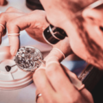 orologiaio con monocolo e pinzette aggiusta un orologio
